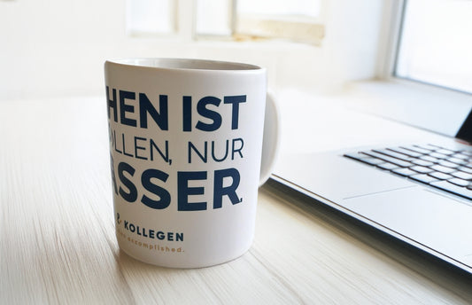 Weiße, glänzende Tasse